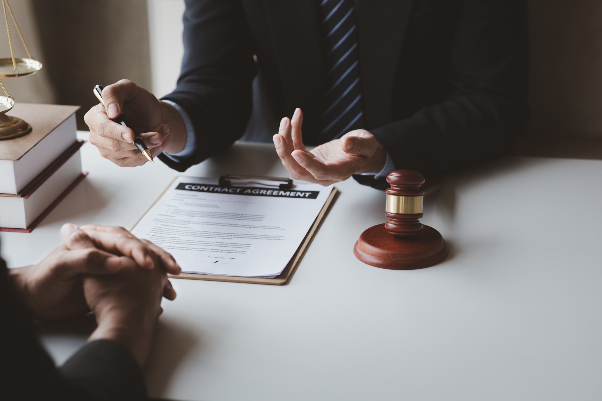 Lawyer concepts to testify to clients and to provide counseling in cases, to provide legal relief.